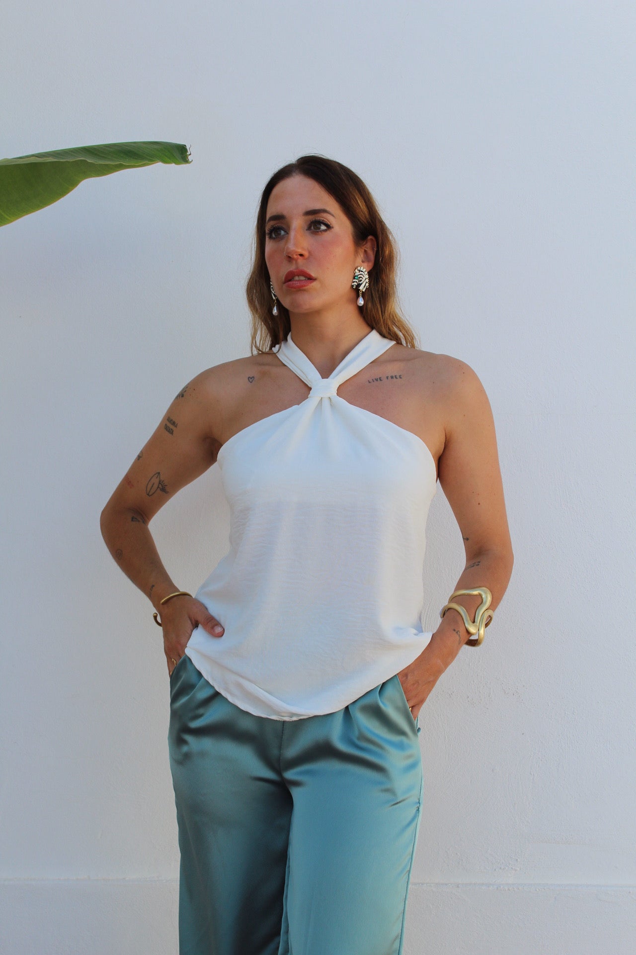 TOP ESCOTE HALTER NUDO