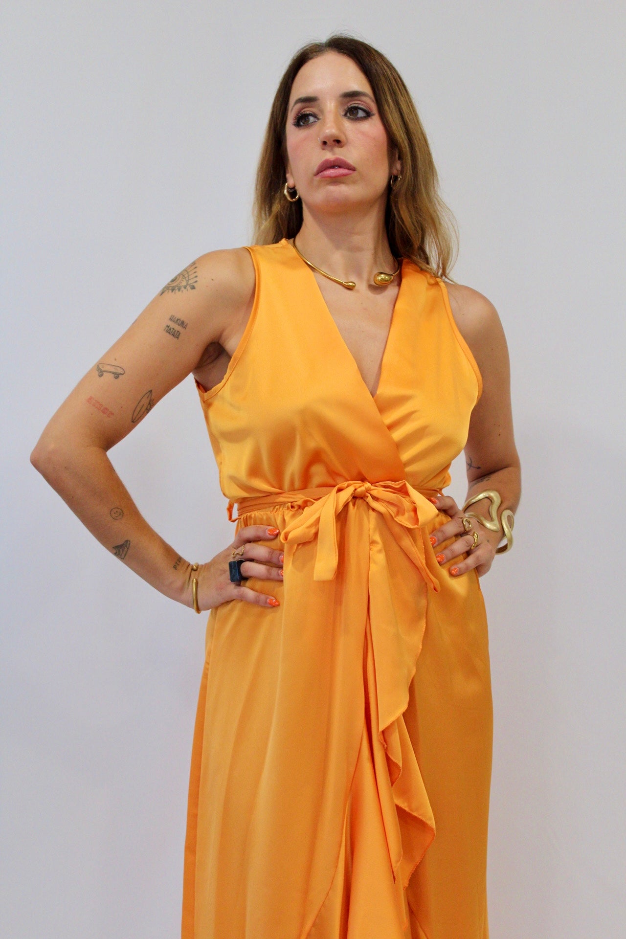 VESTIDO ABERTURAS VOLANTES