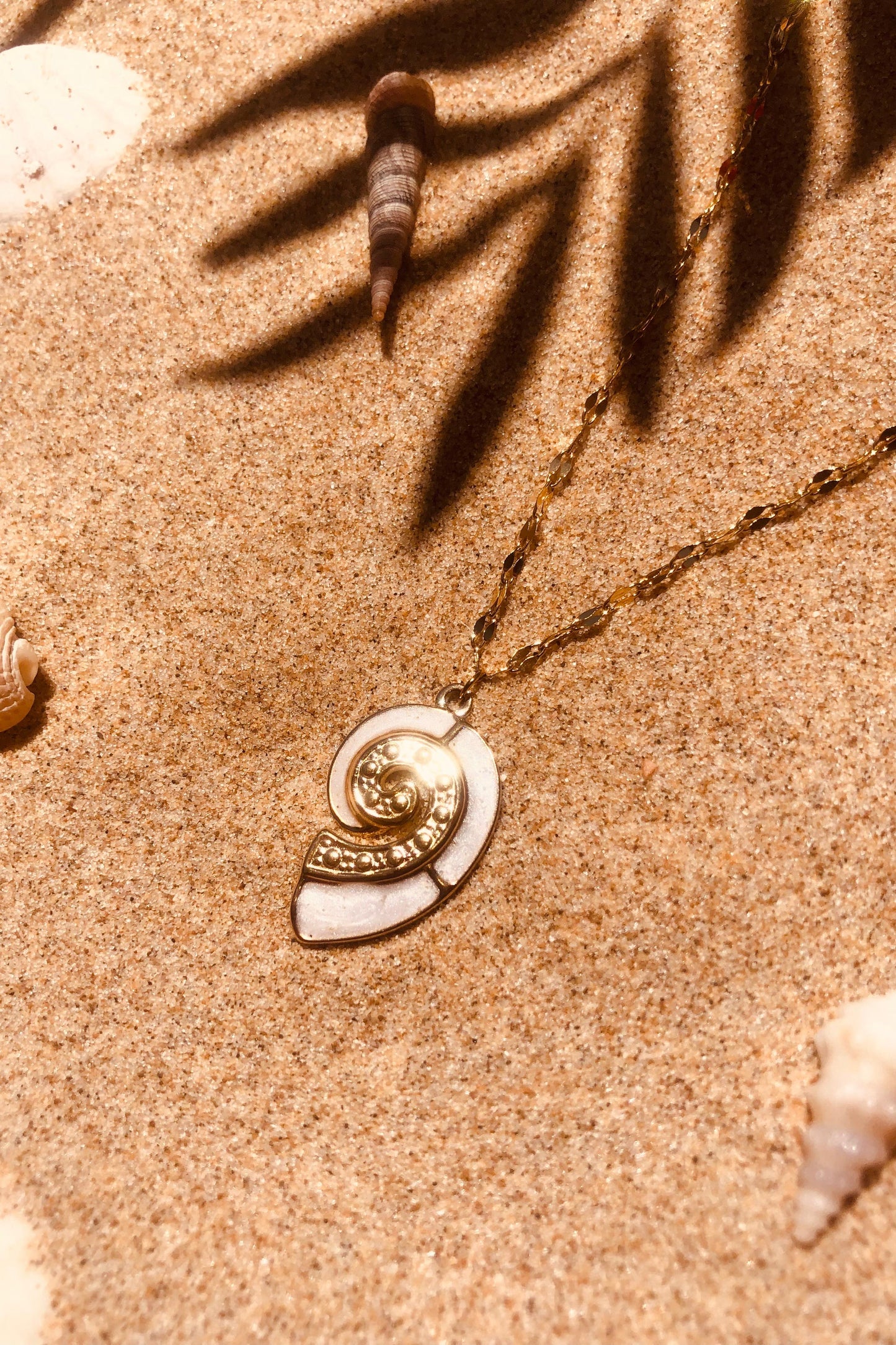 COLLAR CARACOLA BLANCA